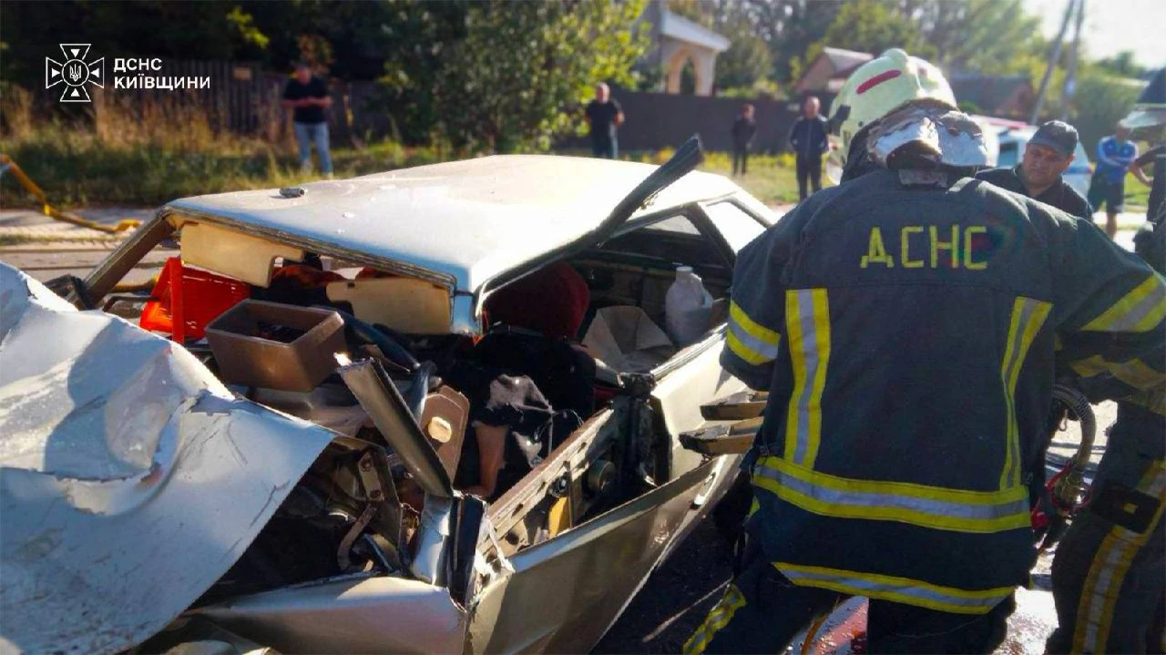 ДТП у Фастові: після зіткнення двох автомобілів рятувальники деблокували водія