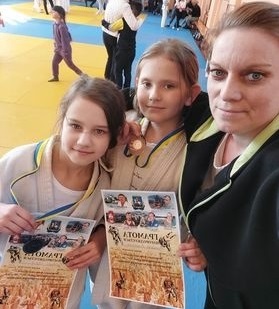 Спортсменки з тренеркою Іриною Іваненко