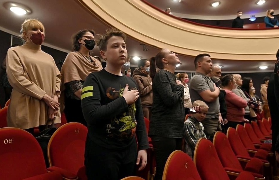 На передньому плані фото - Катерина з синами та чоловіком