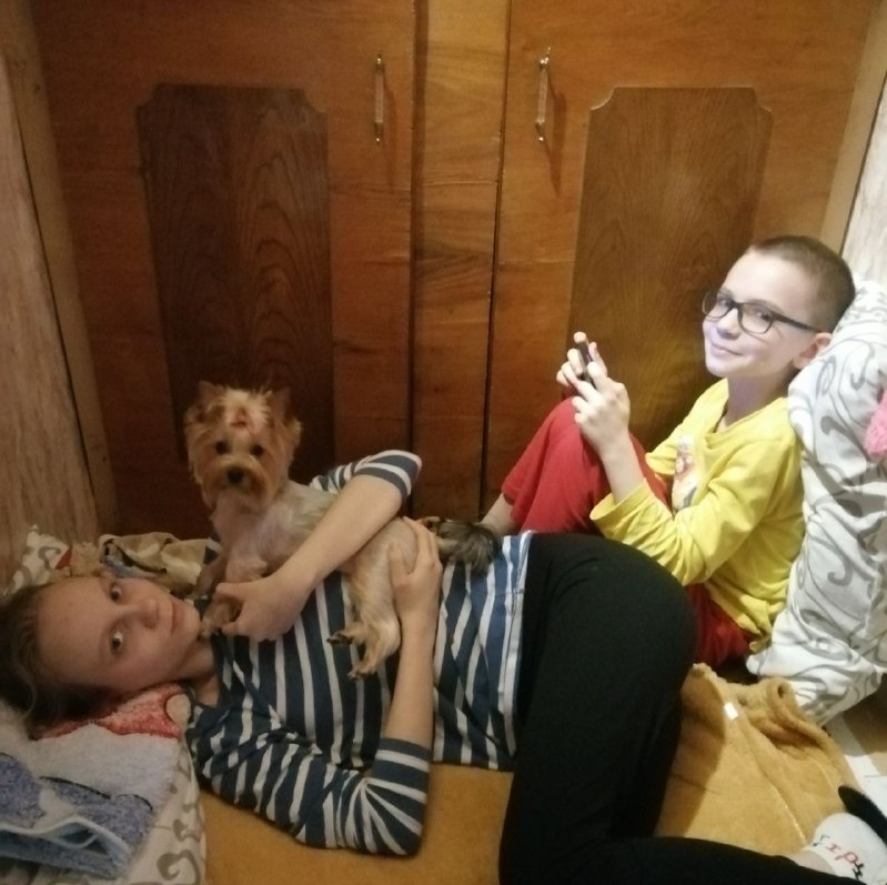 Вдома, в імпровізованому укритті