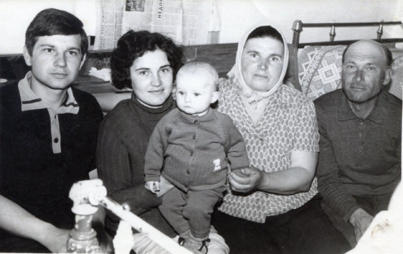 Володимир і Софія Мезенцеві з донькою Оксаною і батьками Софії Василівни