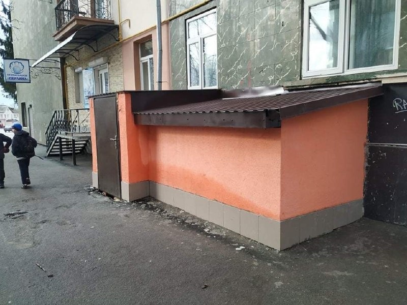Фастівський молодіжний центр знаходиться біля міського Палацу культури