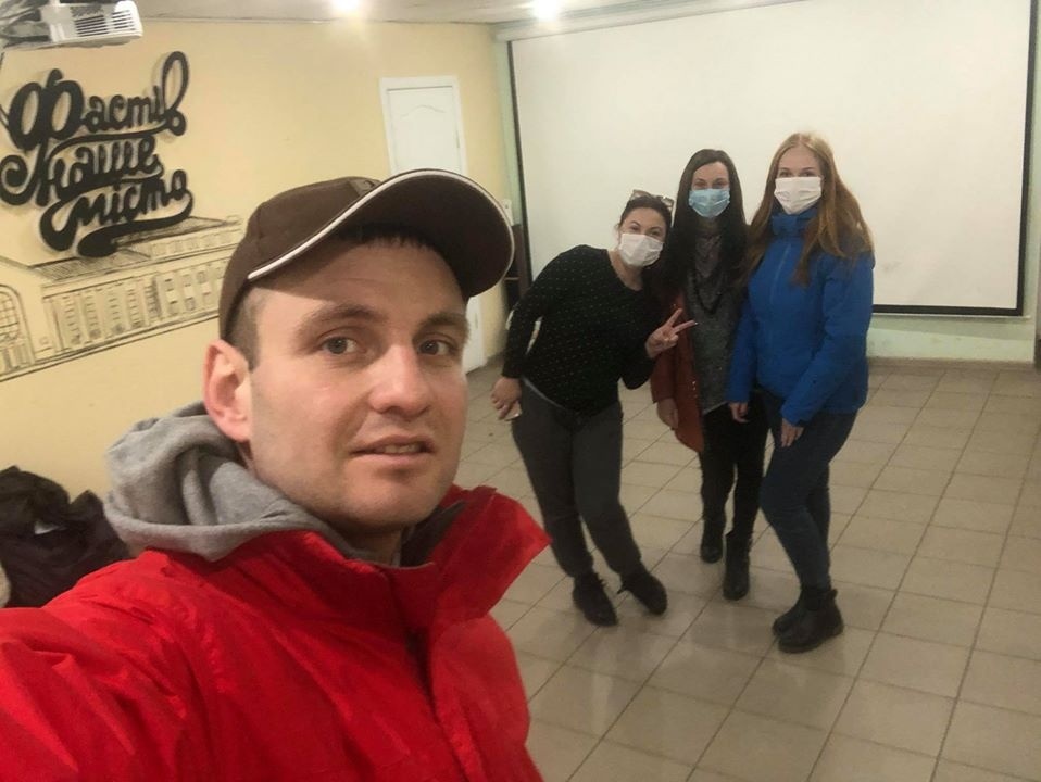 Волонтери збирали кошти і продукти, щоб допомогти одиноким людям, пенсіонерам та багатодітним родинам