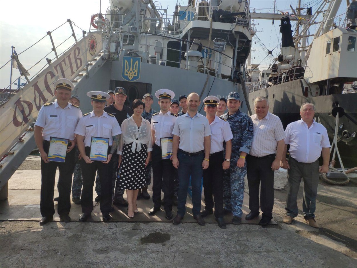 Делегація фастівчан на чолі з мером Михайлом Нетяжуком вітає команду танкеру "Фастів" з днем флота