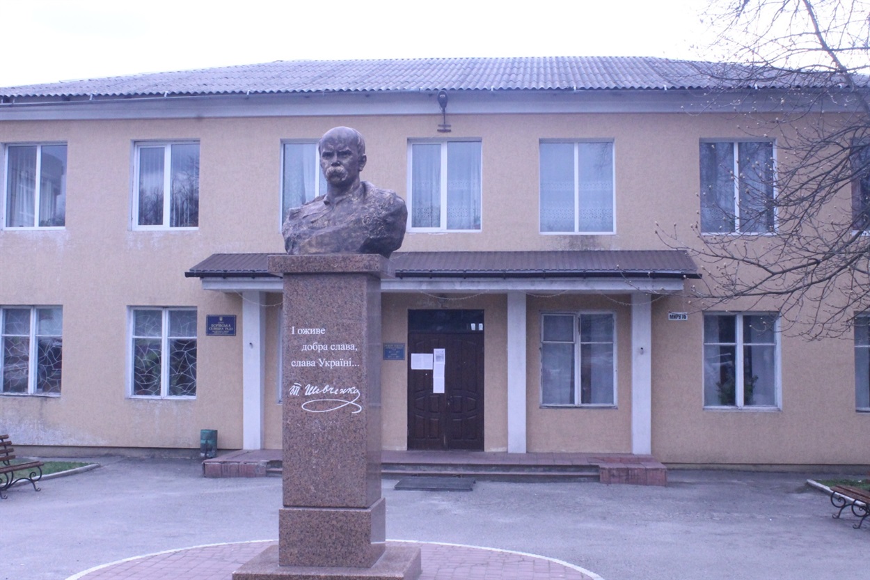 Адмінбудинок у Боровій