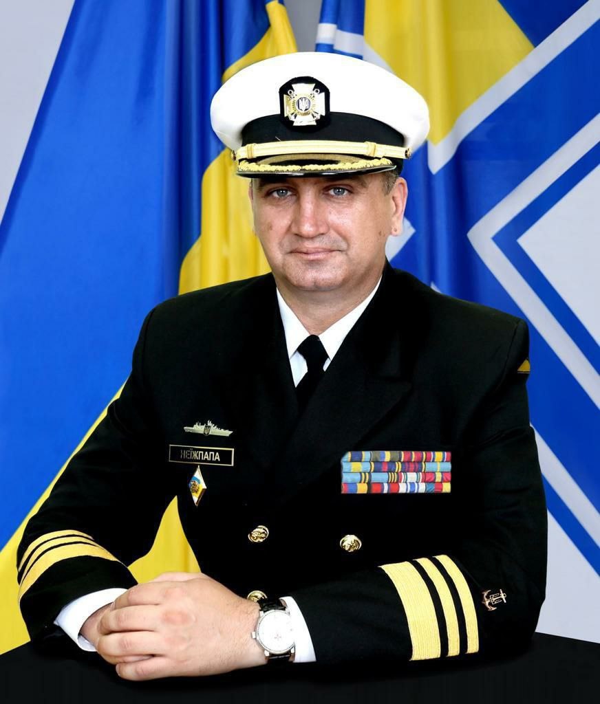 моряк у формі командир
