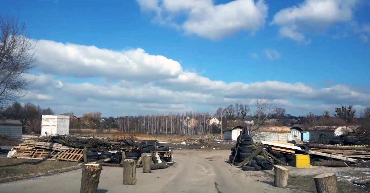Дорогу перегородили шинами