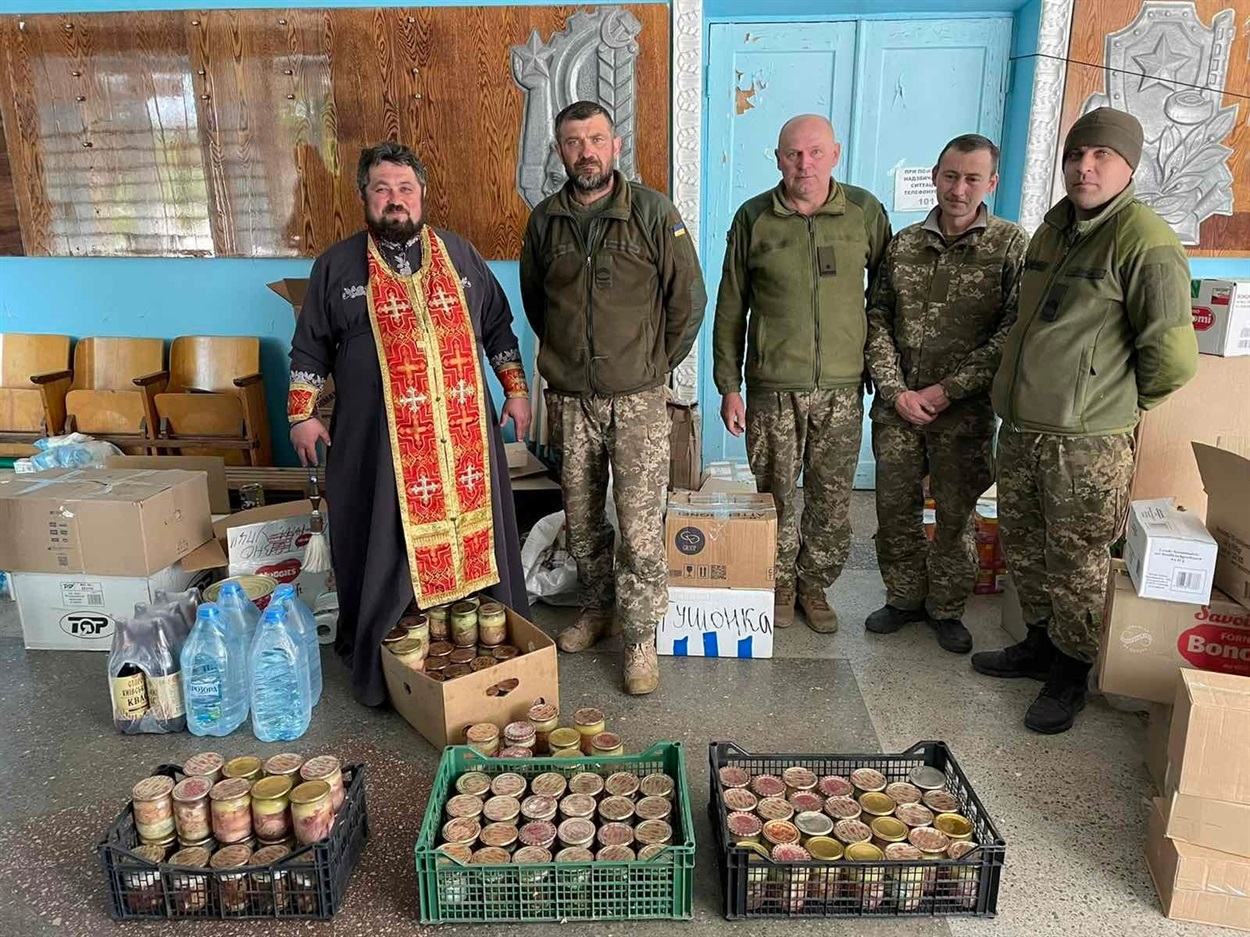 Отець Олег Данилів привіз допомогу військовим 