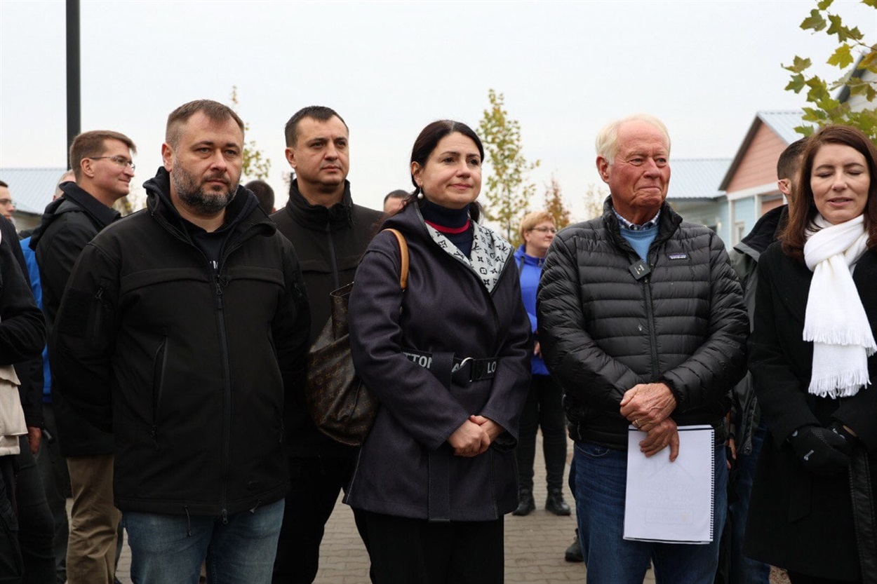 Делл Лой Хенсен праворуч