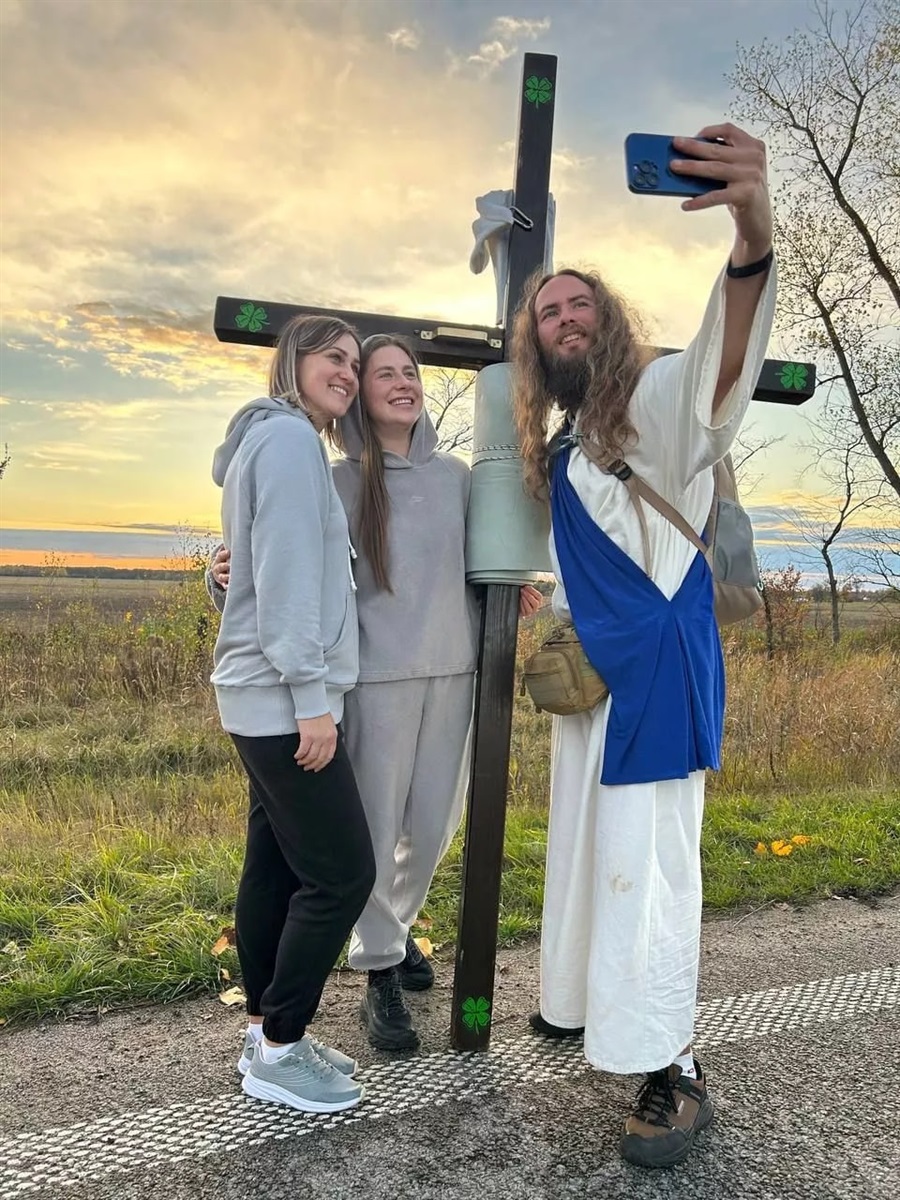 Своїми фотографіями зустрічей з українцями чоловік ділився у своєму блозі
Let's Walk / Telegram
