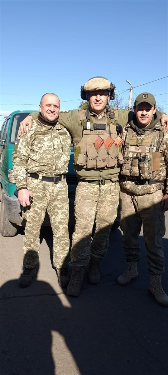 Дмитро зі своїми побратимами