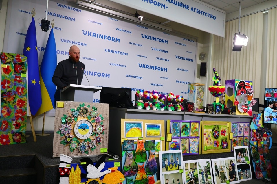 Пліч-о-пліч заради життя: як мистецтво об’єднало воїнів і дітей