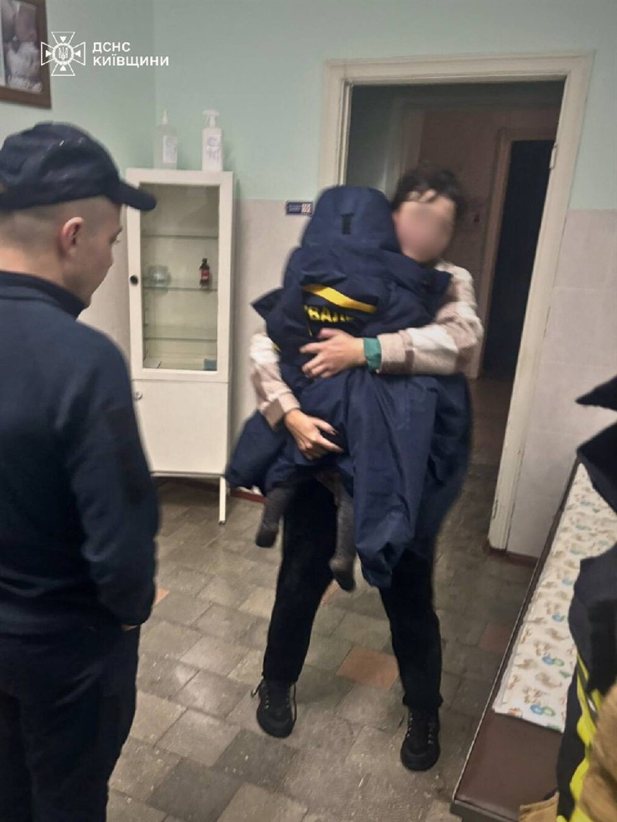 На Фастівщині рятувальники знайшли зниклого дворічного хлопчика у лісі