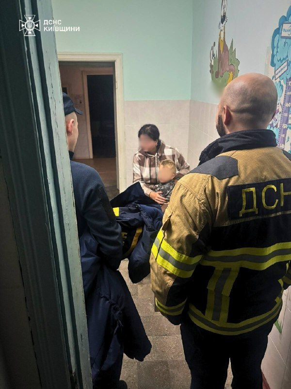 На Фастівщині рятувальники знайшли зниклого дворічного хлопчика у лісі