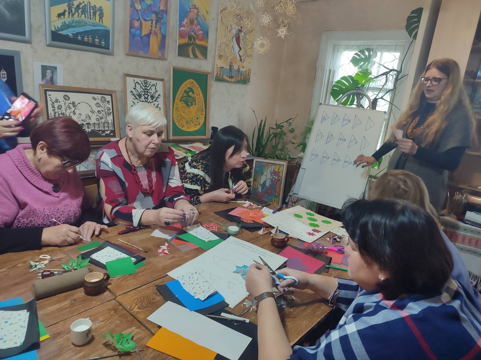 У Фастівській школі народної майстерності пройшов обласний майстер-клас із витинанки