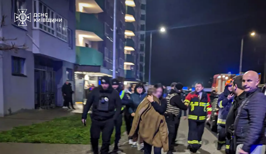 На Фастівщині вибух зарядного пристрою спричинив пожежу в багатоповерхівці