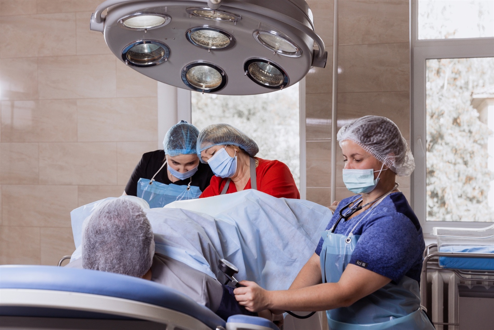 «Маленькі поспішайки»: як в умовах війни фастівські лікарі допомагають з'явитися недоношеним малюкам