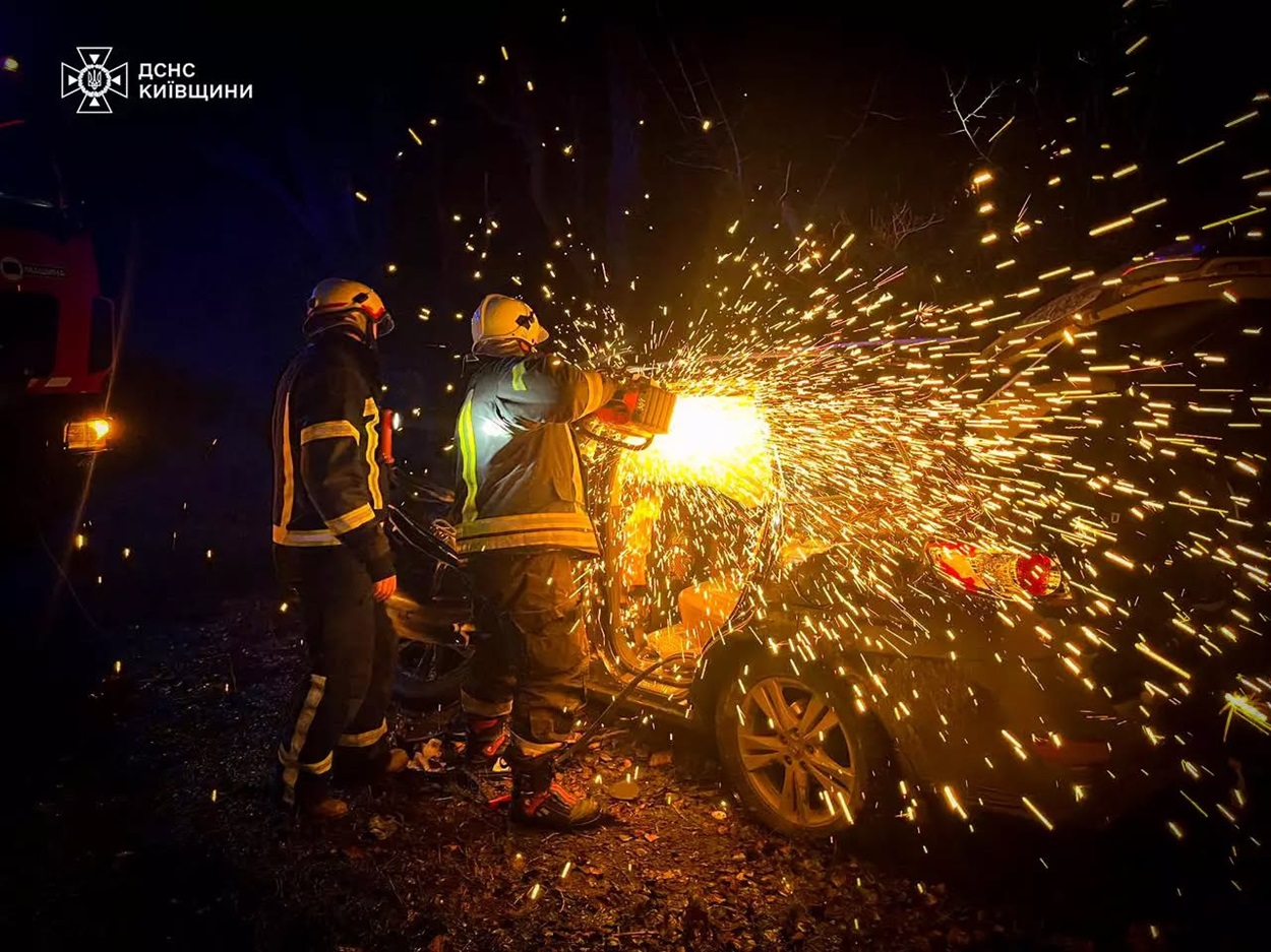 У Трилісах авто в’їхало в дерево: рятувальники деблокували водія