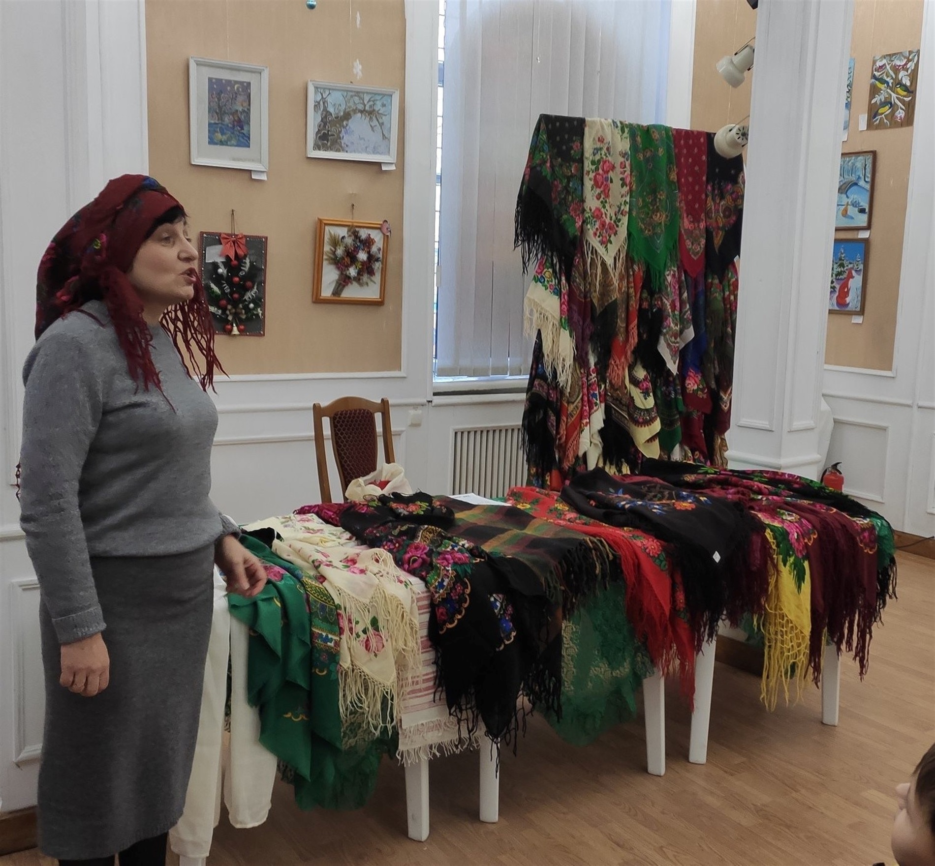 Відроджуючи традиції: у Фастівському музеї провели майстер-клас до Дня української хустки
