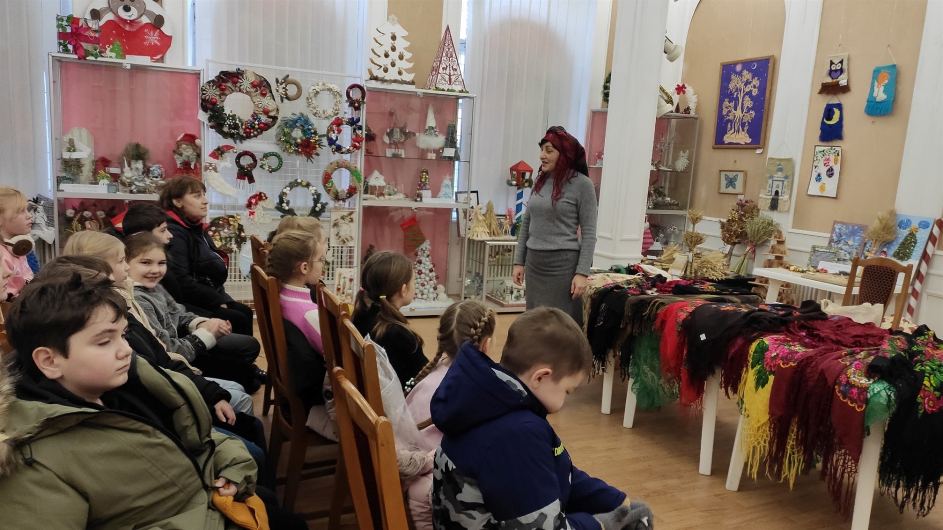 Відроджуючи традиції: у Фастівському музеї провели майстер-клас до Дня української хустки