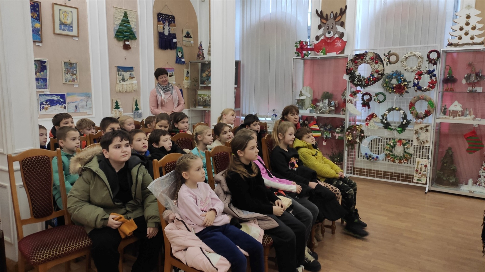 Відроджуючи традиції: у Фастівському музеї провели майстер-клас до Дня української хустки