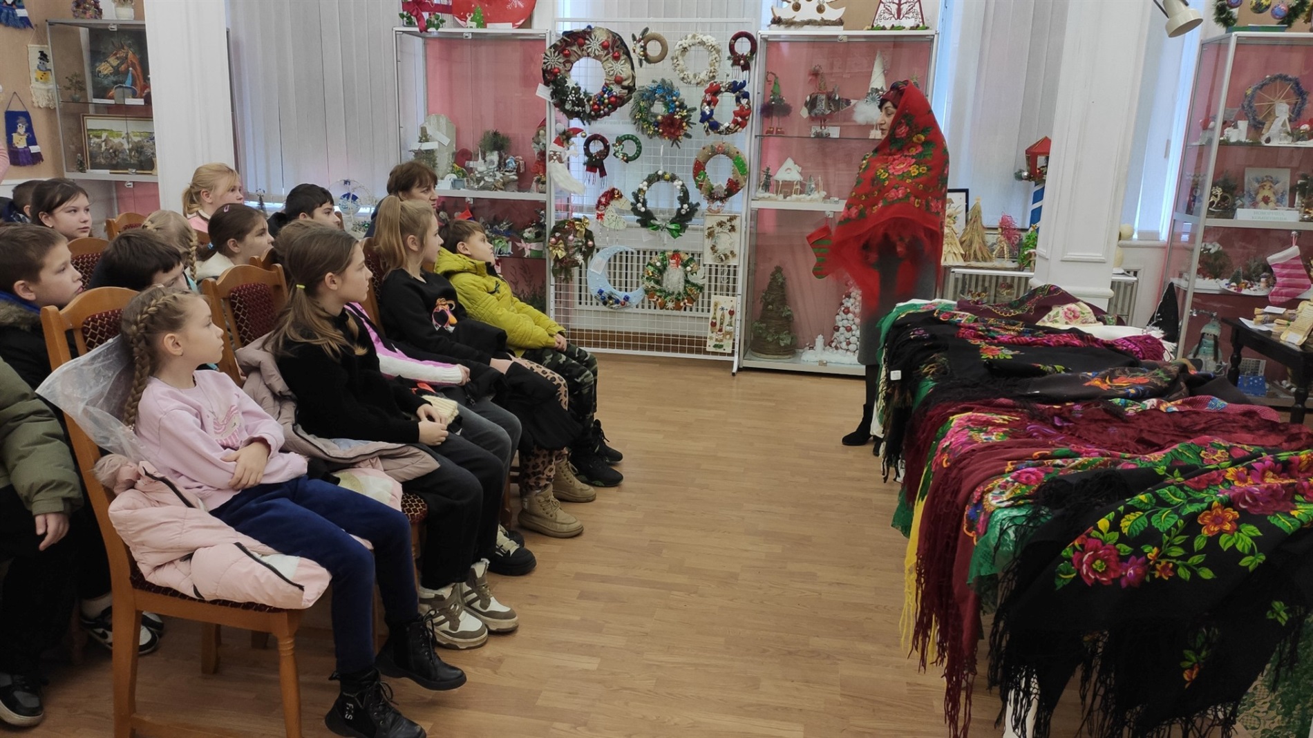 Відроджуючи традиції: у Фастівському музеї провели майстер-клас до Дня української хустки