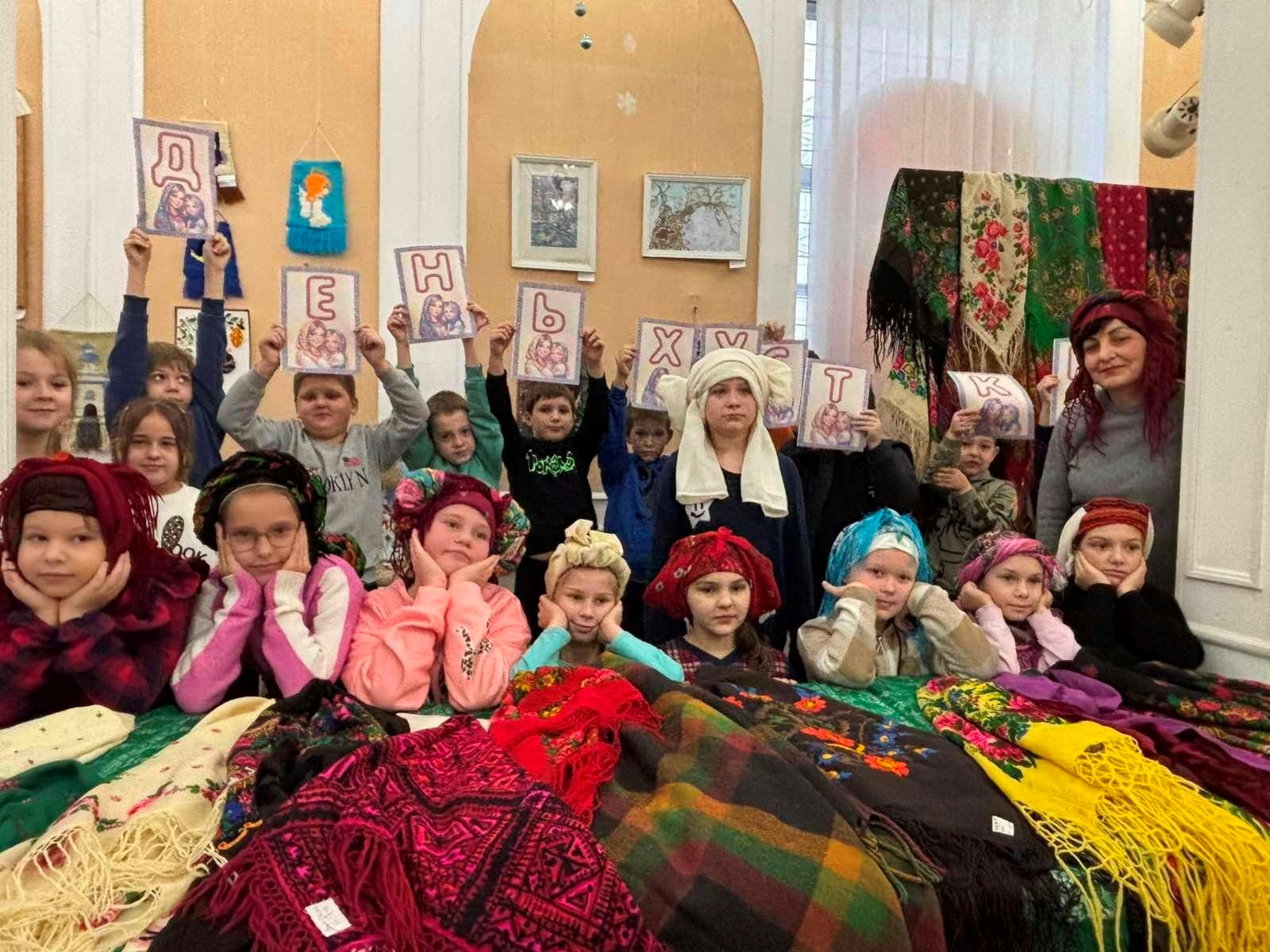 Відроджуючи традиції: у Фастівському музеї провели майстер-клас до Дня української хустки