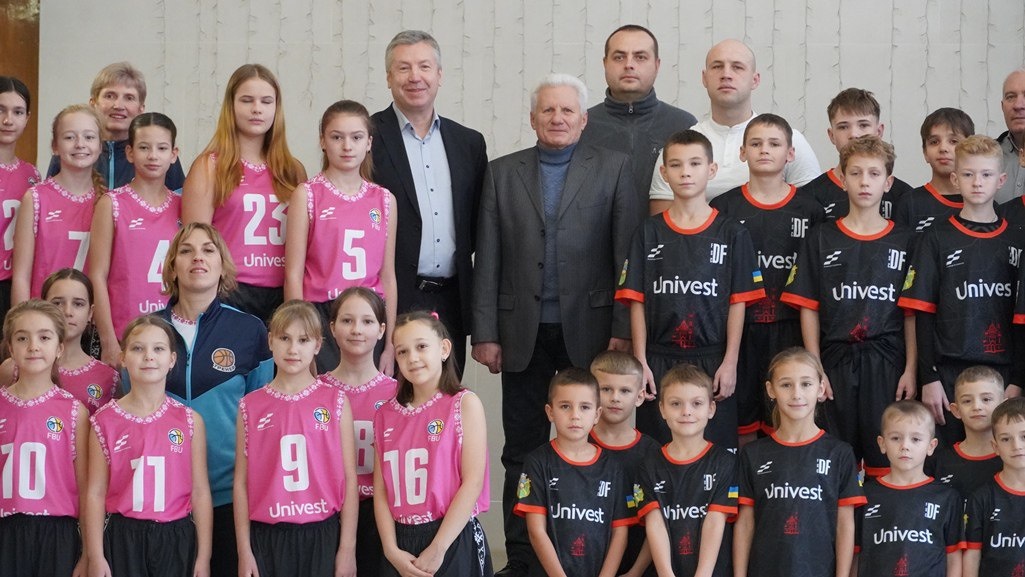 Соціально відповідальний бізнес: компанія Univest передала форму юним спортсменам Фастова