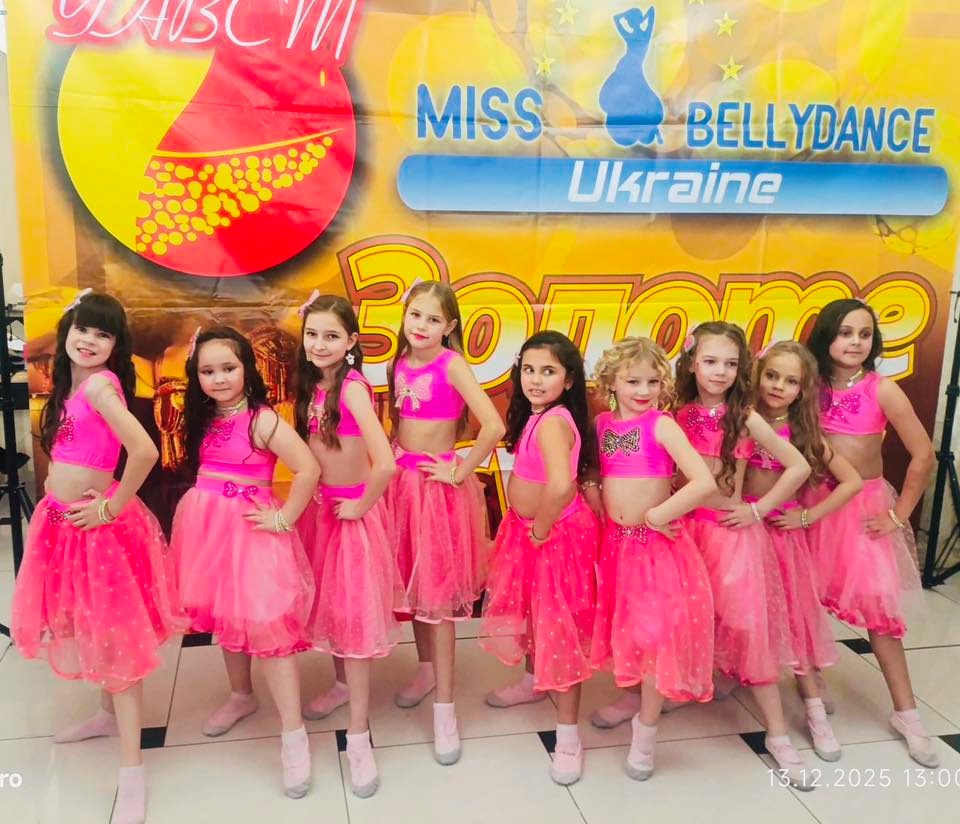Юні танцівниці з клубу 
