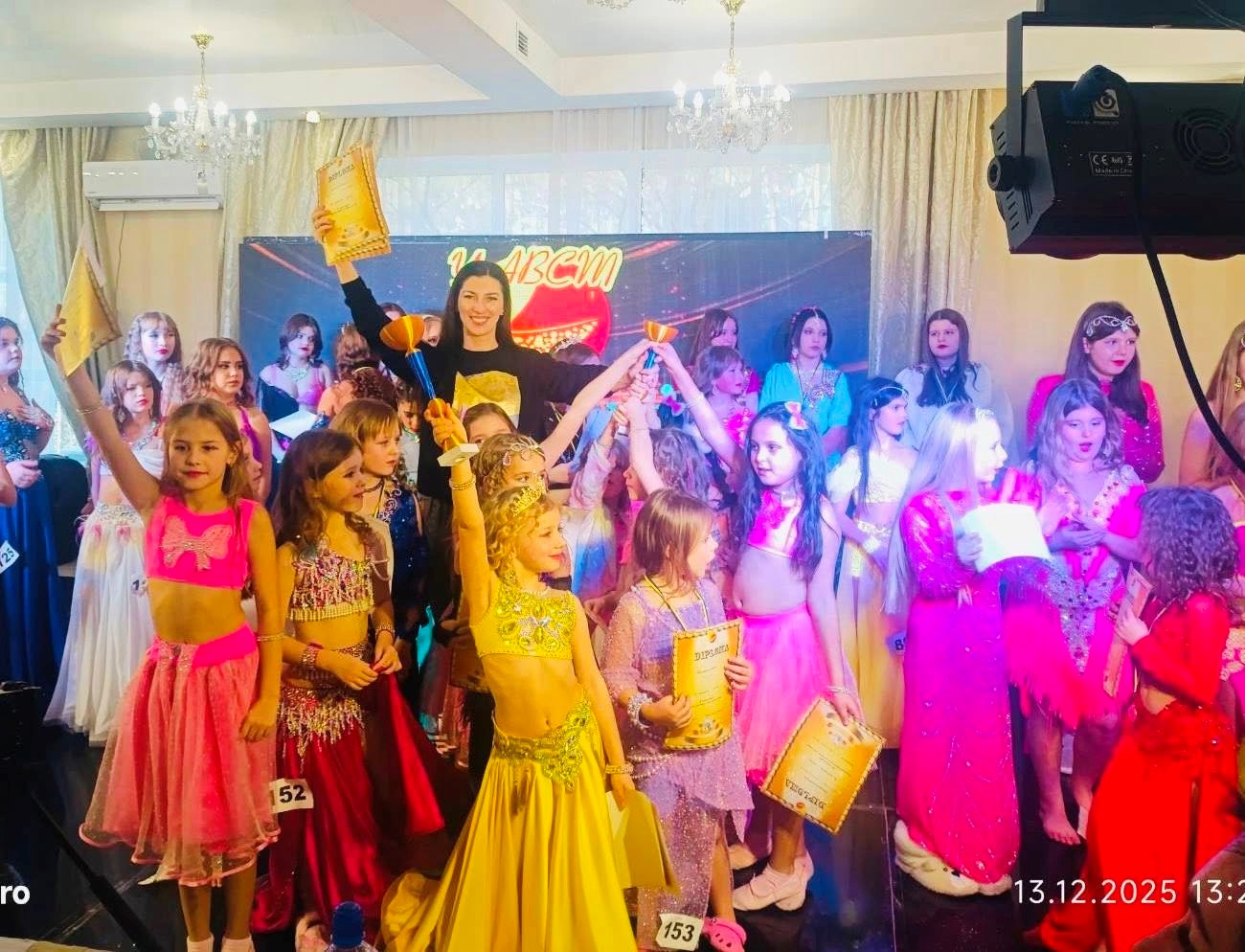 Юні танцівниці з клубу 