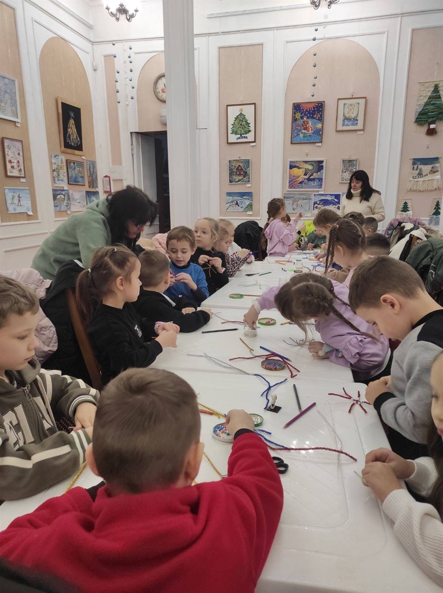 Різдвяна магія своїми руками: у музеї провели майстер-клас для маленьких фастівчан