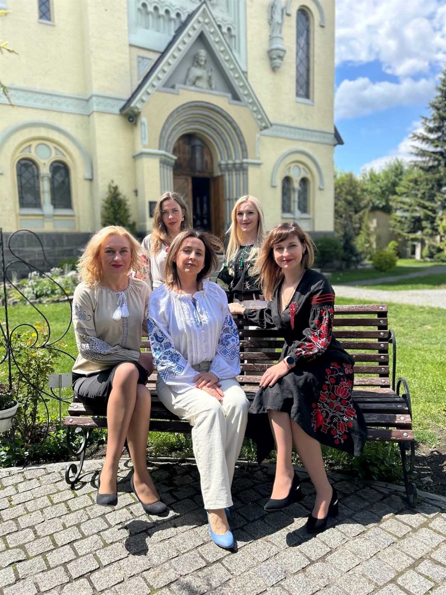 Керівниця Фастівського відділу ДРАЦС Яна Іщук (посередині) з колегами.