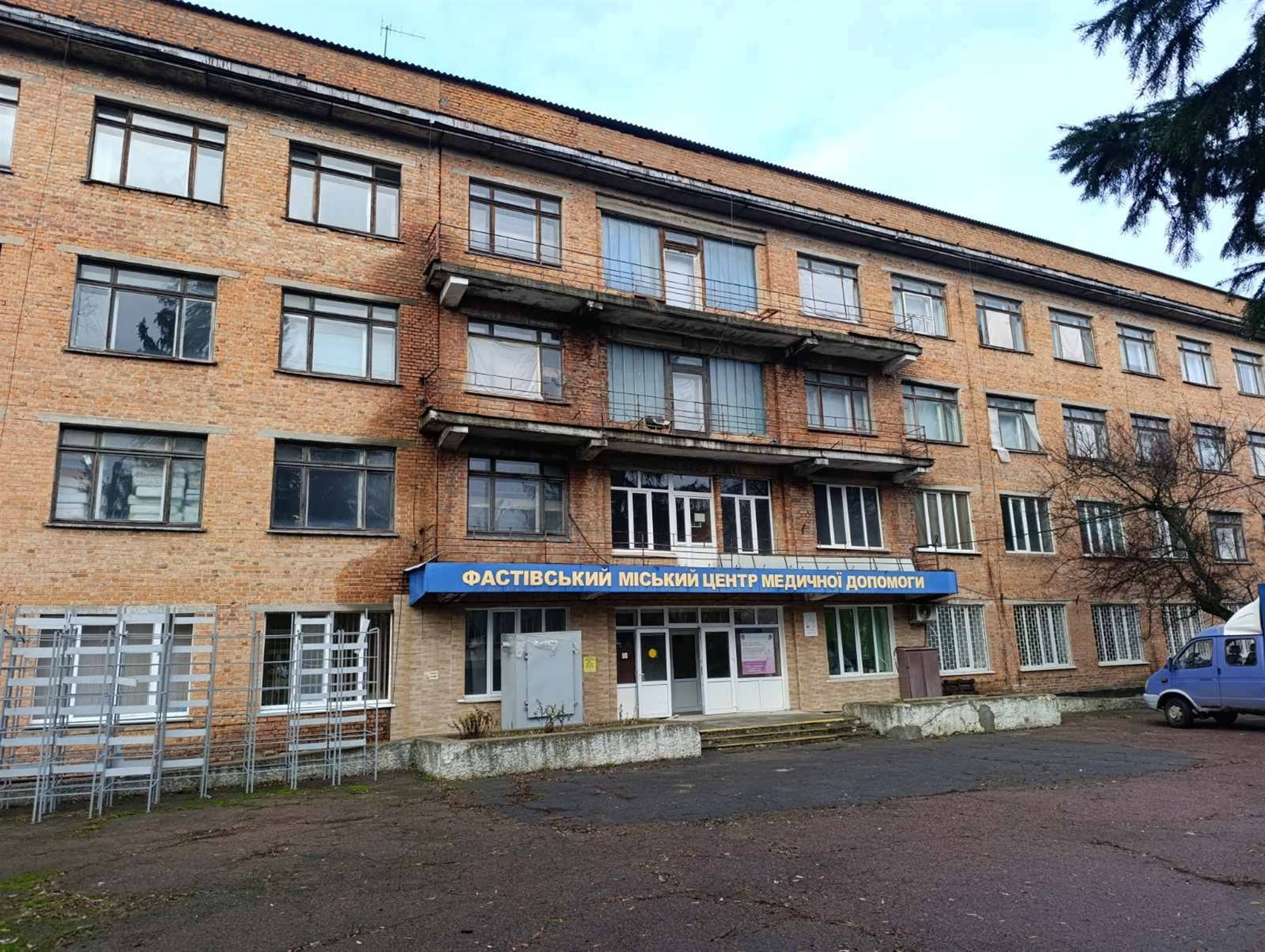 У Фастівській «первинці» відновили пошкоджені вікна після дронової атаки
