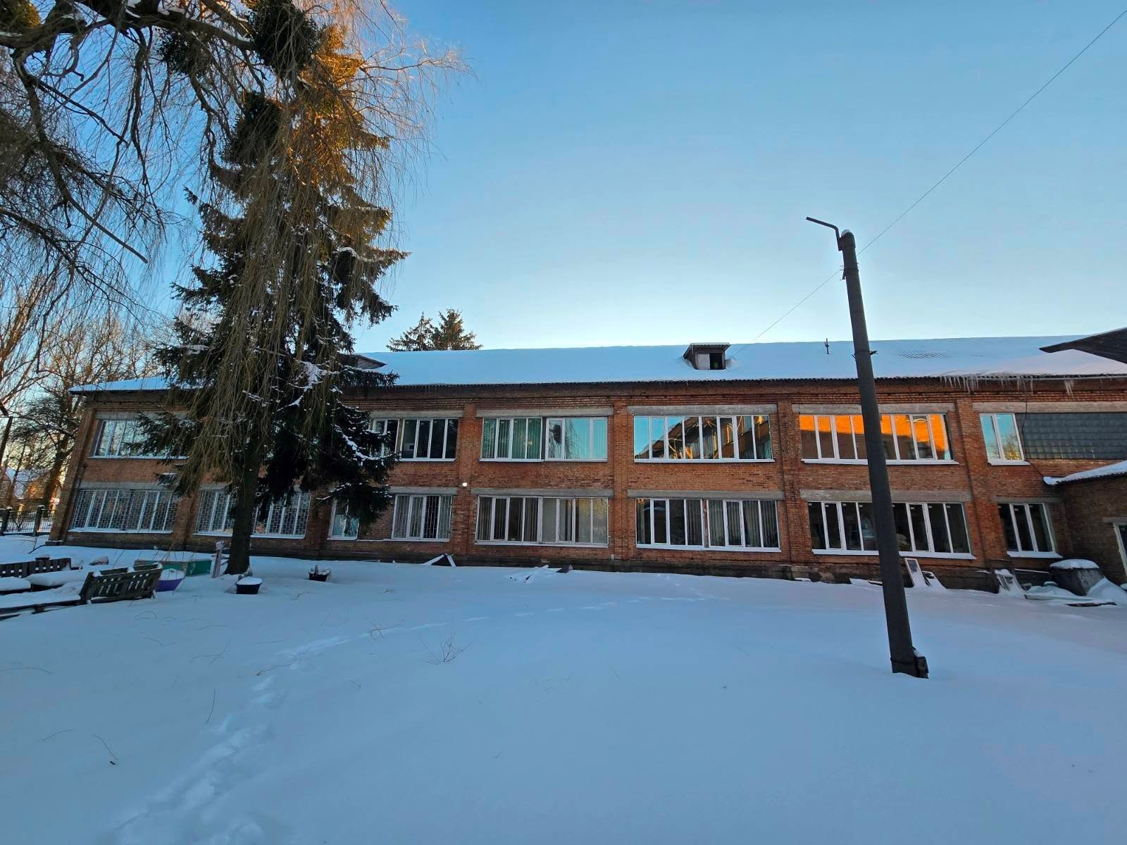 У Фастівській «первинці» відновили пошкоджені вікна після дронової атаки
