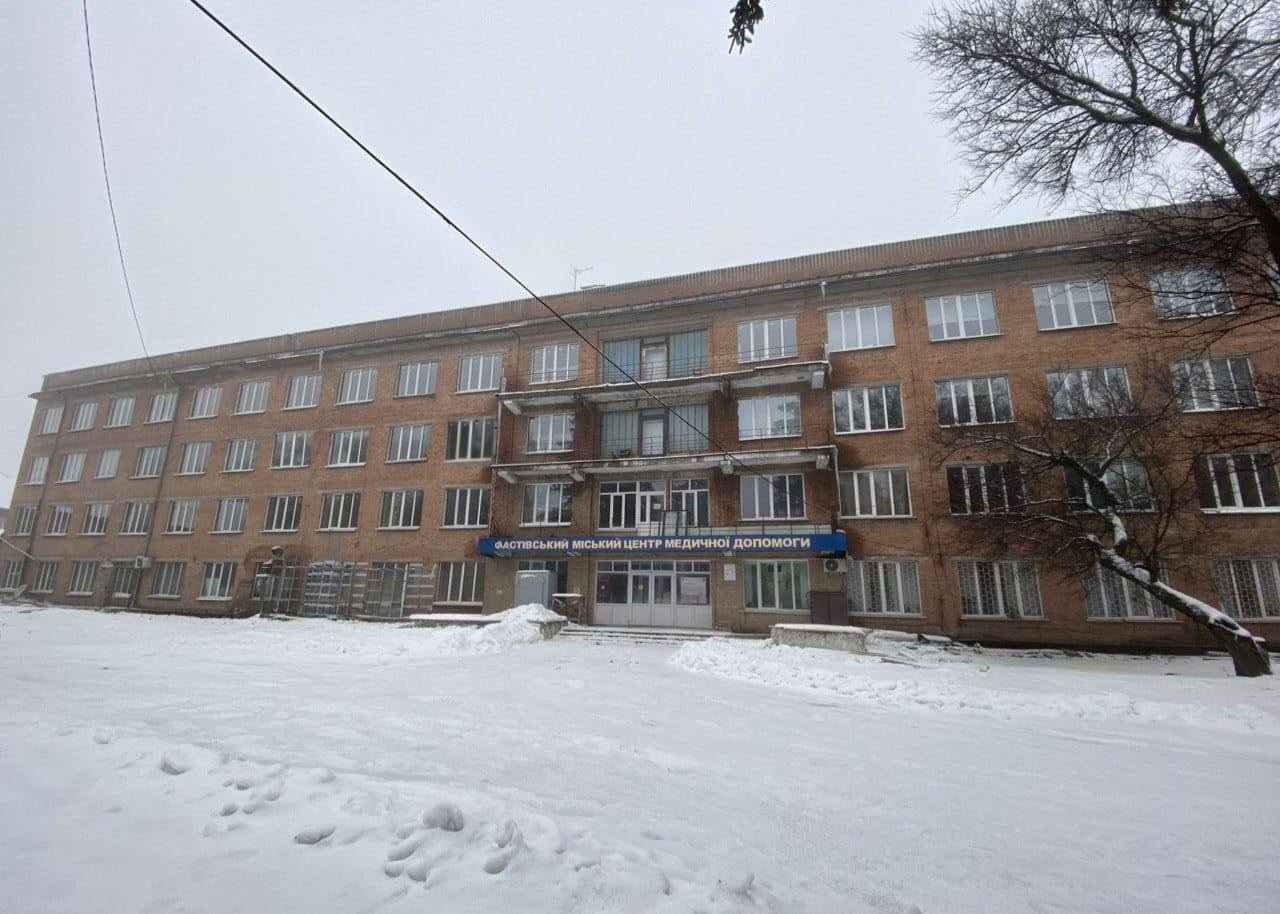 У Фастівській «первинці» відновили пошкоджені вікна після дронової атаки