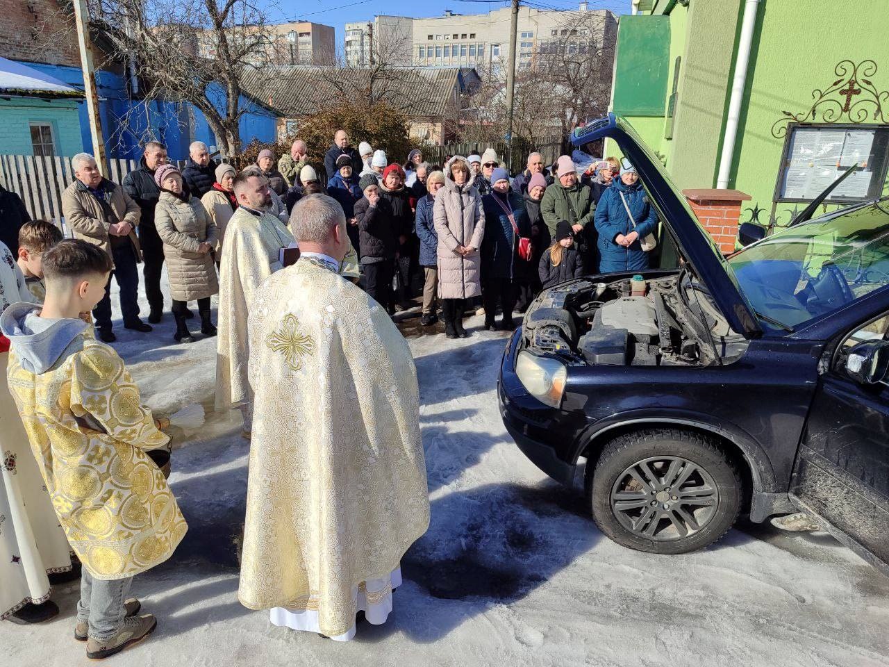 Коляда, що рятує життя: молодь парафії святого Димитрія у Фастові придбала авто для «Азову»