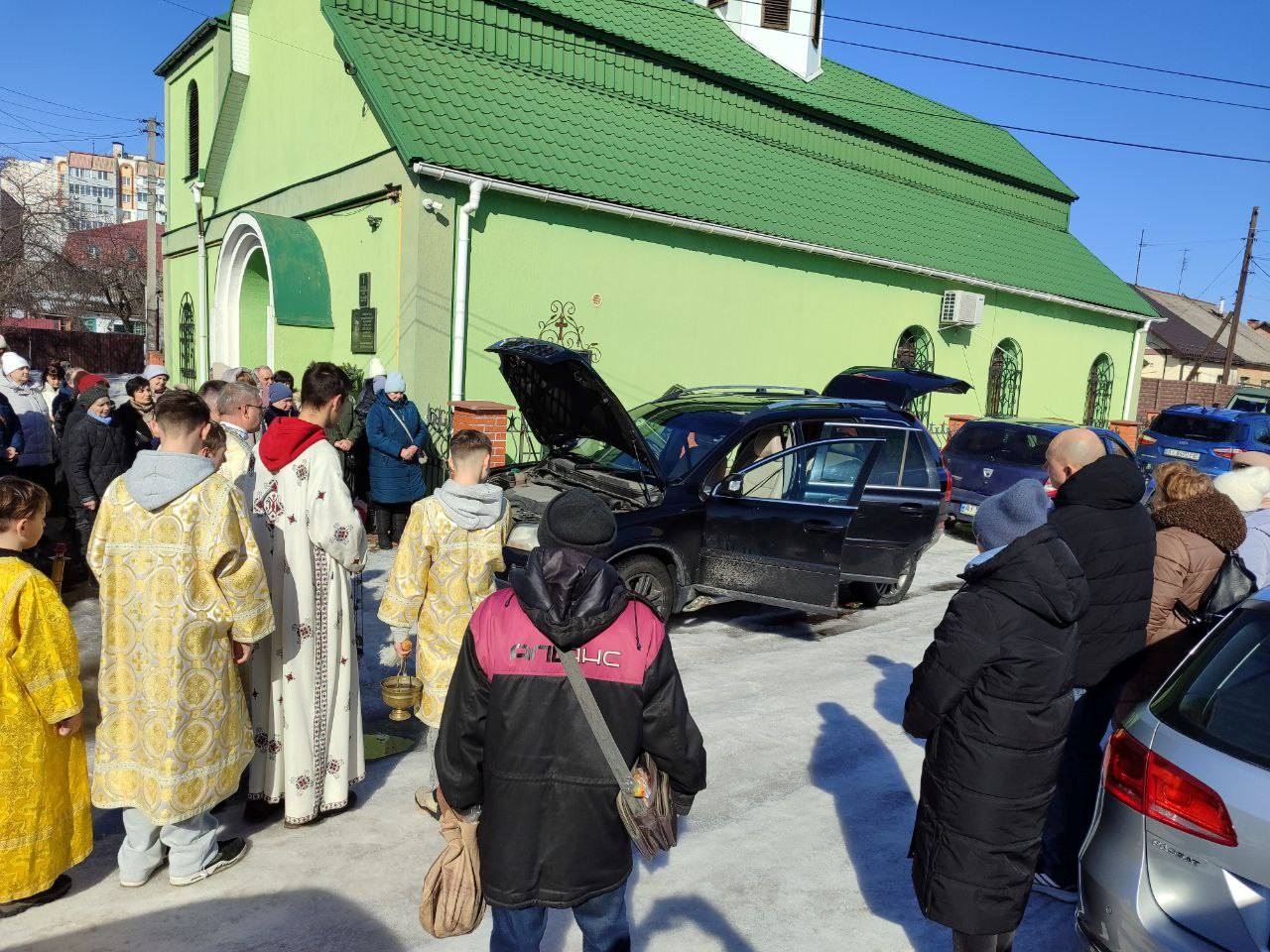 Коляда, що рятує життя: молодь парафії святого Димитрія у Фастові придбала авто для «Азову»