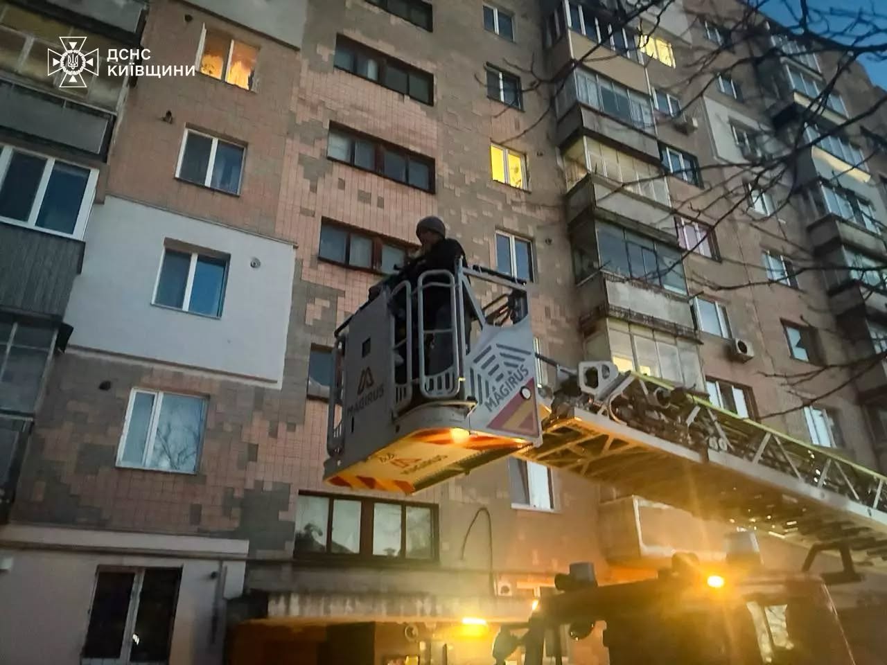 Небезпечні розваги на даху: у Фастові рятувальники зняли дівчину з покрівлі балкону 9-го поверху