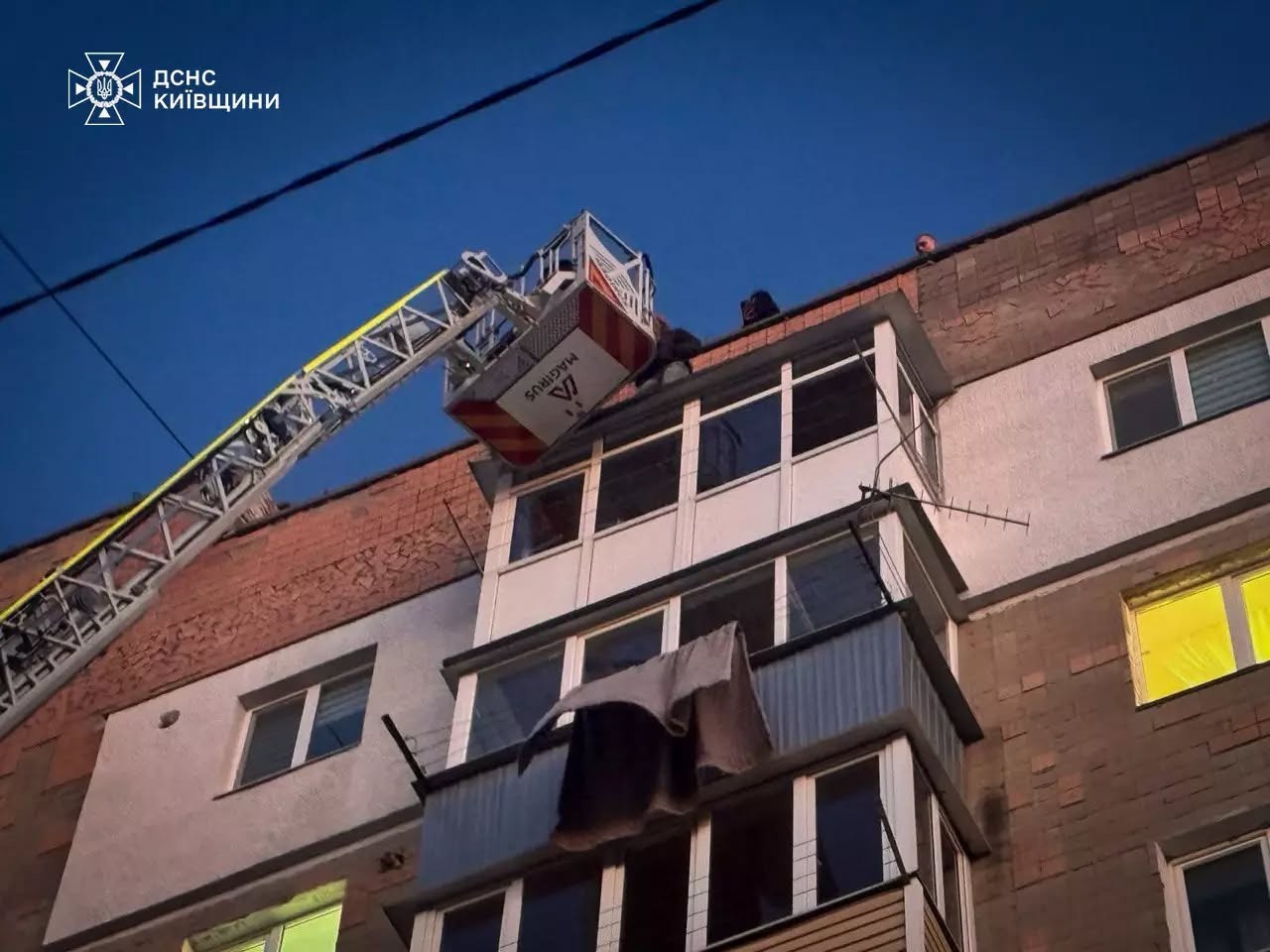 Небезпечні розваги на даху: у Фастові рятувальники зняли дівчину з покрівлі балкону 9-го поверху