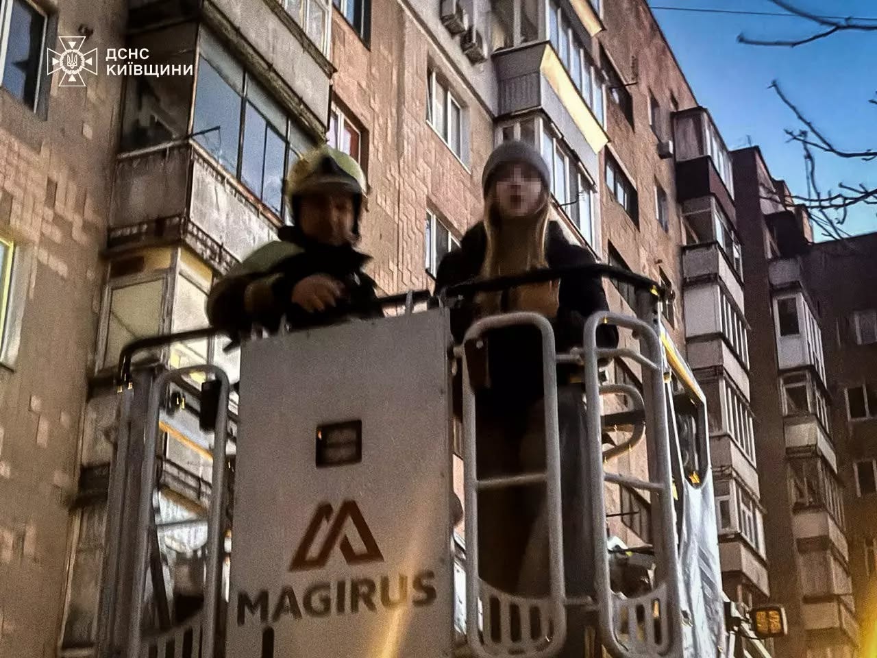 Небезпечні розваги на даху: у Фастові рятувальники зняли дівчину з покрівлі балкону 9-го поверху