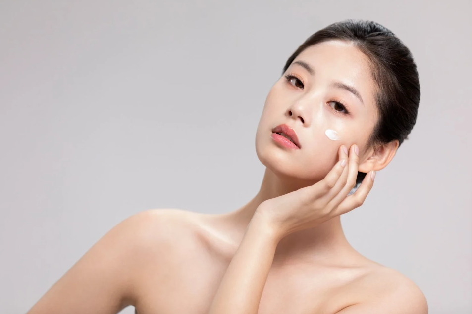 Чому корейський підхід до краси підкорив світ і який набір засобів стане ідеальним подарунком