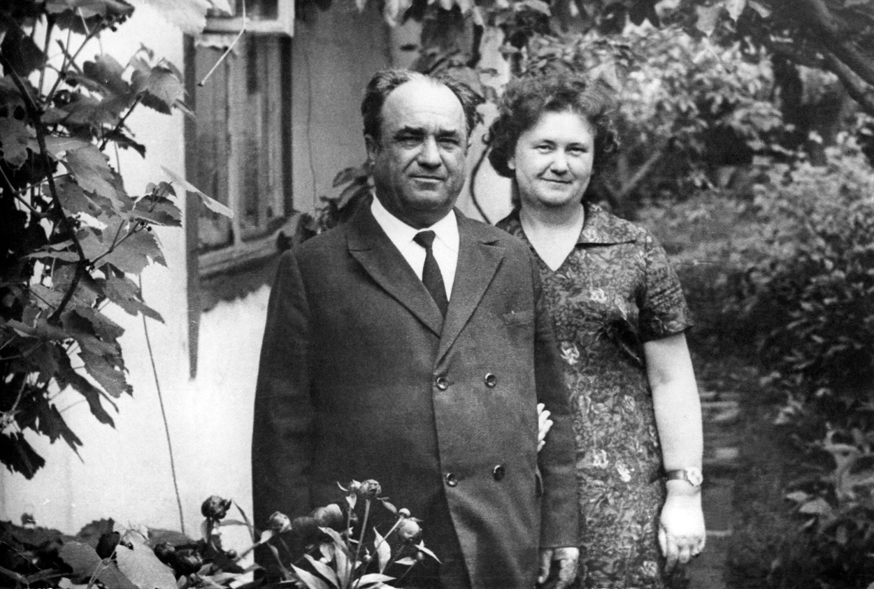 Батьки: Павло Єфремович Ляхоцький та Валентина Олександрівна Кірейчук