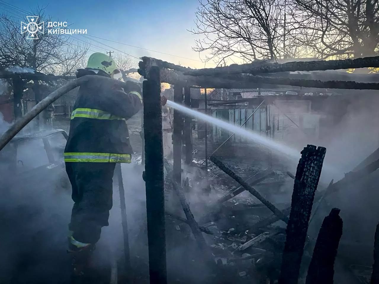 У Дорогинці горів гараж: рятувальники оперативно ліквідували займання