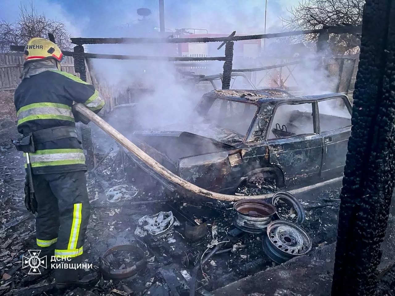 У Дорогинці горів гараж: рятувальники оперативно ліквідували займання