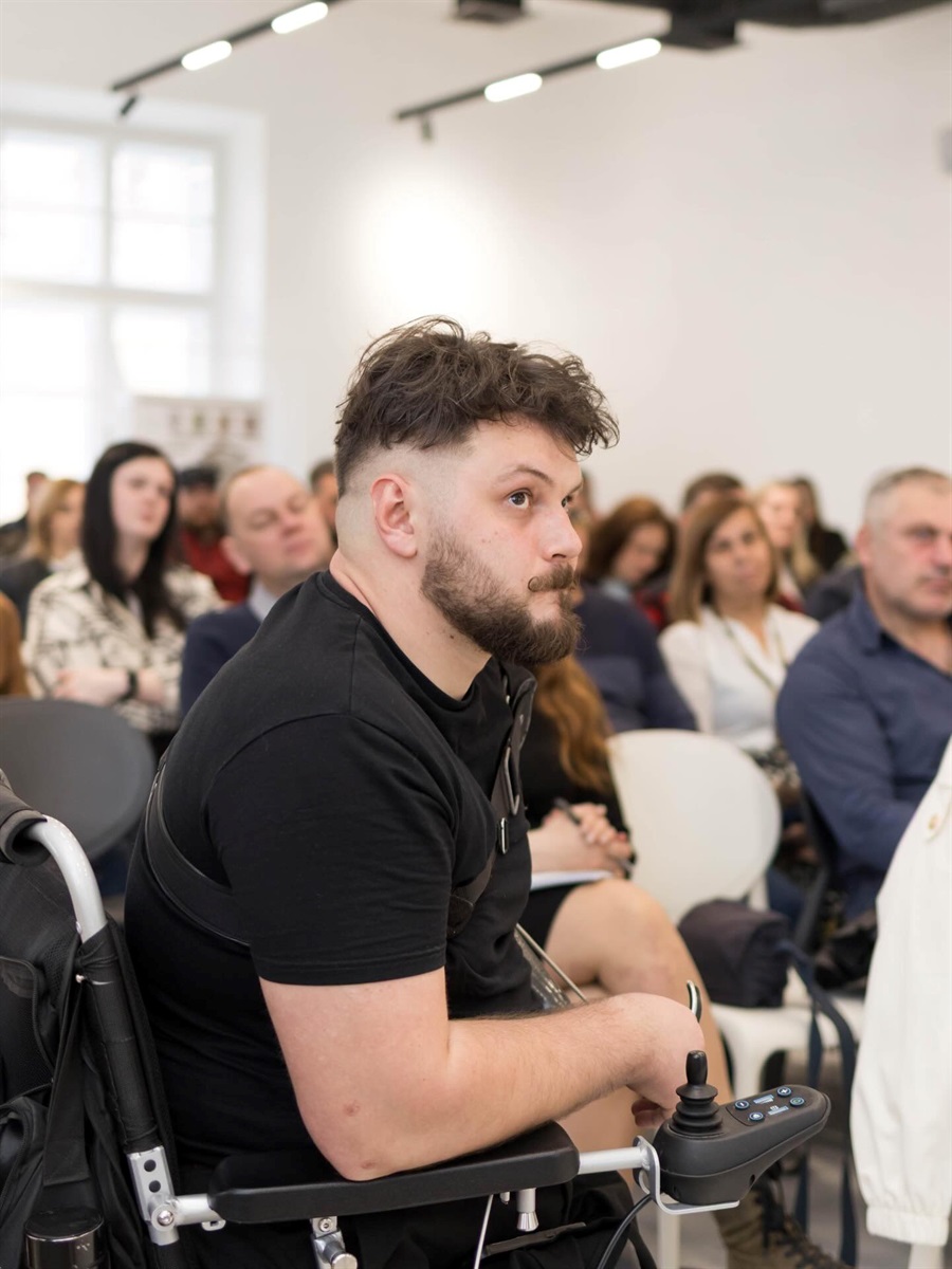 Історія незламності: у Фастові презентували фотовиставку про захисника Олександра Базилевича