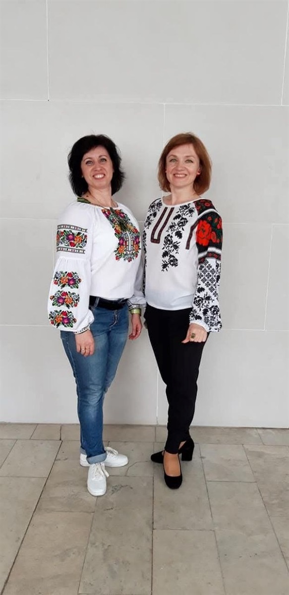 Балетмейстер ансамблю Ірина Сарапіна – зліва, керівник Тетяна Доброштан – справа