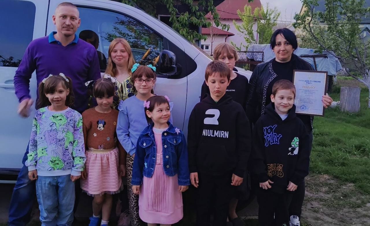 Два дитячі будинки сімейного типу у Фастівській громаді отримали нові автомобілі