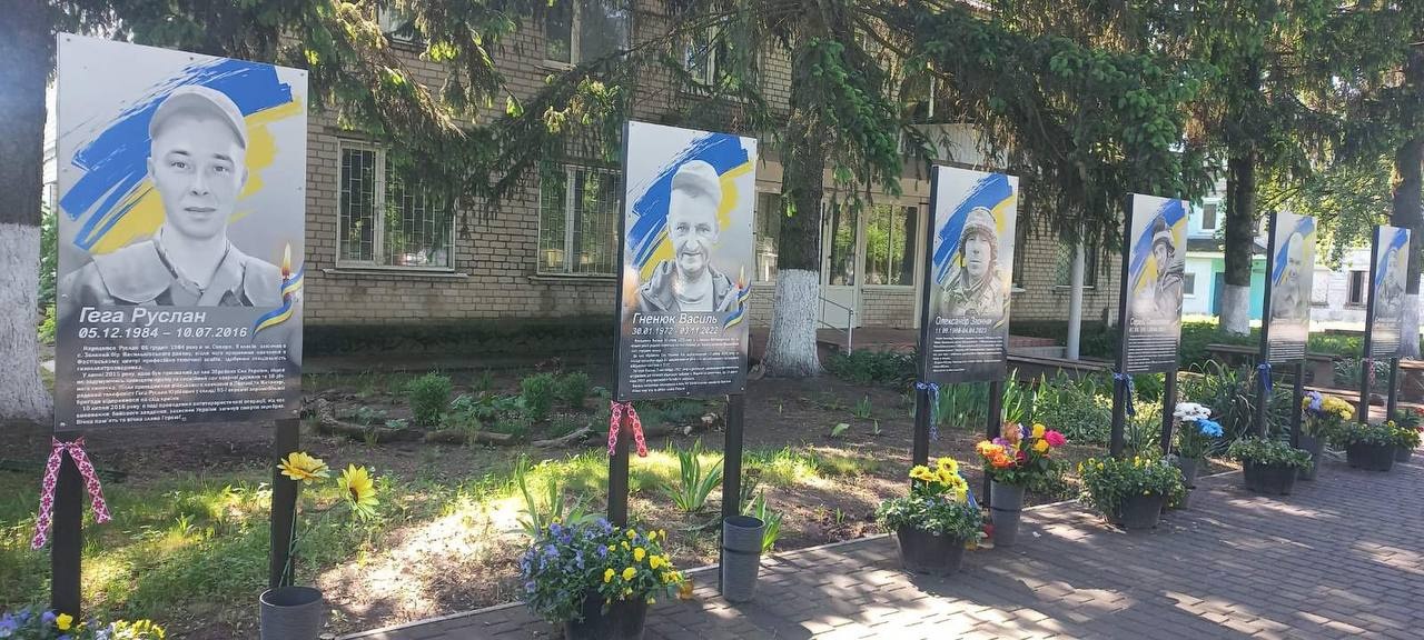 Вишиванка як символ пам’яті: у Малій Снітинці вшанували полеглих Героїв