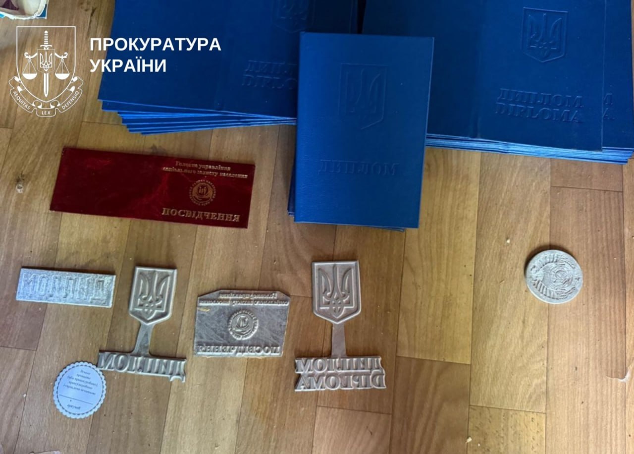 Підроблені паспорти, дипломи та посвідчення: на Київщині ліквідували злочинну мережу