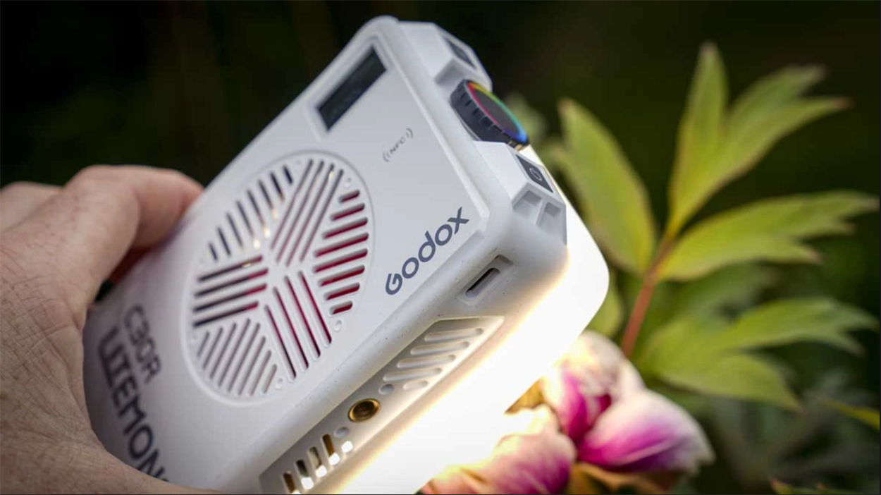 Панель Godox Litemons C30R у білому корпусі із силіконовим дифузором